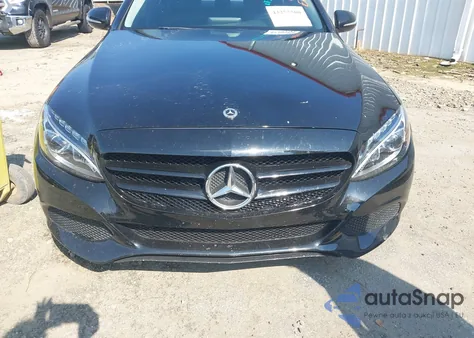 2015 Mercedes-Benz C 300 4Matic z USA, uszkodzony, nr VIN 55SWF4KB5FU070861